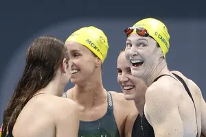 Niềm vui của đội tuyển bơi tiếp sức 4x100m nữ Australia khi đoạt tấm HCV và phá kỷ lục thế giới. Ảnh: AP
