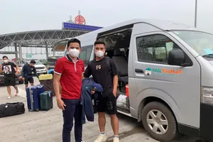 Hồ Thanh Minh chụp hình kỷ niệm với HLV Kiatisak. Ảnh: FBNV