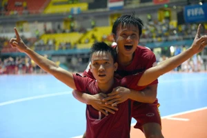 Cựu tuyển thủ Mai Thành Đạt và đội trưởng futsal Việt Nam hiện tại Trần Văn Vũ tham dự World Cup 2016. Ảnh: ANH TRẦN