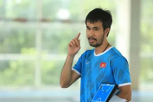 HLV Phạm Minh Giang được đồng nghiệp Hecto Souto đánh giá cao với tinh thần cầu thủ. Ảnh: ANH TRẦN