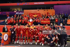 Đội tuyển futsal Việt Nam chụp hình kỷ niệm với người hâm mộ tại Lithuania. Ảnh: GETTY