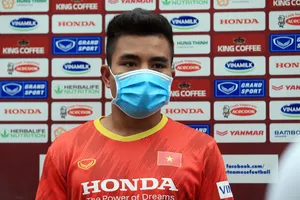 Tiền đạo Hồ Thanh Minh trả lời phỏng vấn vào chiều 24-9. Ảnh: NHẬT ĐOÀN