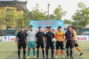 Một trận đấu giữa Thủy Tân và Trường An, hai đội bóng phong trào giàu truyền thống nhất tại Huế trước khi dịch Covid-19 trở lại Thừa Thiên Huế. Ảnh: HÙNG PHẠM