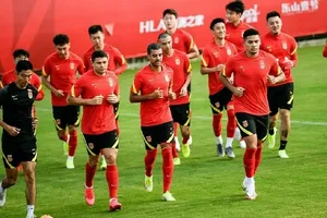 Các cầu thủ Trung Quốc chỉ ra sân tập luyện vào buổi tối, ban ngày ở trong khách sạn. Ảnh: SINA