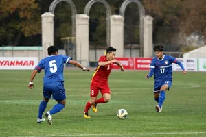 Các cầu thủ Đài Bắc Trung Hoa gây ra nhiều khó khăn cho U22 Việt Nam. Ảnh: NHẬT ĐOÀN