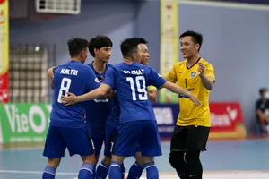 Văn Ý và đồng đội ăn mừng chiến thắng của Thái Sơn Nam. Ảnh: ANH TRẦN