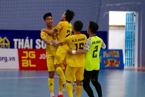 Các cầu thủ Sahako ăn mừng bàn thắng của Thái Huy. Ảnh: ANH TRẦN