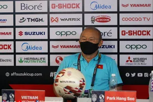 HLV Park Hang-seo uất ức vì công tác trọng tài ở bán kết lượt đi AFF Cup 2020. Ảnh: NHẬT ĐOÀN