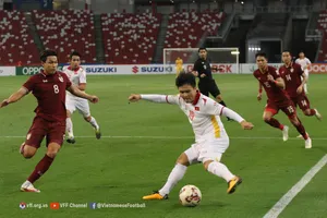 Quang Hải thi đấu đầy nỗ lực ở trận bán kết lượt về AFF Cup 2020. Ảnh: NHẬT ĐOÀN
