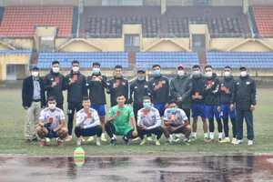 Các cầu thủ Huế đầy hứng khởi nhận phong bao lì xì may mắn từ Trưởng đoàn Trần Quang Sang. Ảnh: HỮU THÀNH