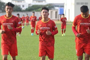 U22 Việt Nam bước vào buổi tập đầu tiên ở Campuchia. Ảnh: ANH TRẦN