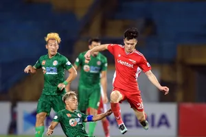 Cao Văn Triền (Sài Gòn FC) nỗ lực đoạt bóng trong trân của Hoàng Đức ở V-Leage 2021. Ảnh: ANH TRẦN