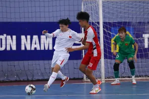 Đội tuyển nữ futsal Việt Nam thi đấu giao hữu với CLB nam năng khiếu quận 6. Ảnh: HỮU THÀNH