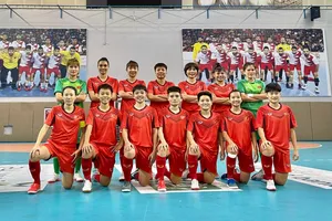 Đội hình thi đấu của đội tuyển nữ futsal Việt Nam ở trận giao hữu thứ 2 với Bahrain. ẢNH: KHIẾT HUỲNH