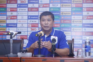 HLV Norman Fegidero vui mừng khi U23 Philippines cầm hòa U23 Việt Nam. ẢNH: DŨNG PHƯƠNG