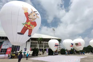 Khinh khí cầu mang hình linh vật Sao La bay thử trước SVĐ quốc gia Mỹ Đình. ẢNH: DŨNG PHƯƠNG