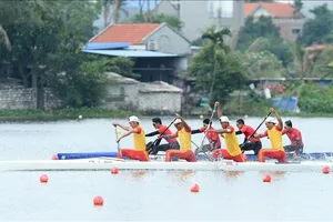 Các nam tay chèo Canoeing/Kayak Việt Nam đã có HC vàng đầu tiên ở SEA Games 31. ẢNH: TTXVN