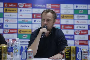 HLV Mano Polking dành sự tôn trọng đến đồng nghiệp Park Hang-seo. ẢNH: DŨNG PHƯƠNG