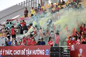 Pháo màu - vốn xuất hiện nhiều ở HPL nay đã có mặt trên "sân khấu" của SPL. ẢNH: DŨNG PHƯƠNG