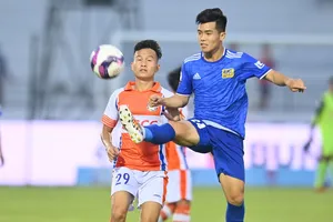 Huế (áo xanh) dự báo có trận cầu "lành ít dữ nhiều" trên sân của BR-VT. ẢNH: ANH TRẦN