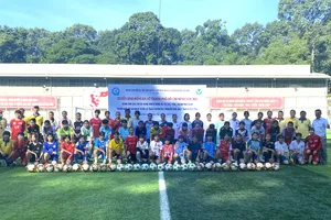 Các thí sinh chụp hình giao lưu với các nữ tuyển thủ Việt Nam. ẢNH: HỮU THÀNH 