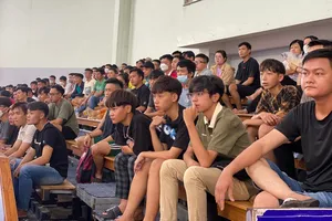 Đông đảo khán giả đến theo dõi môn futsal thuộc Đại hội TDTT TPHCM 2022