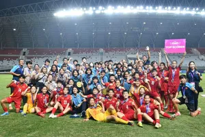 Bức hình chụp chung của U18 nữ Việt Nam và U18 nữ Thái Lan