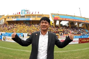 HLV Nguyễn Hữu Thắng từng đưa SLNA vô địch V-League 2011. ẢNH: QUANG MINH