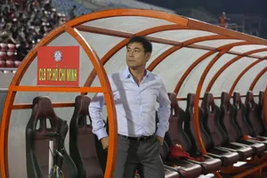 HLV Nguyễn Hữu Thắng thất vọng khi CLB TPHCM thua ngược đầy đáng tiếc. ẢNH: DŨNG PHƯƠNG