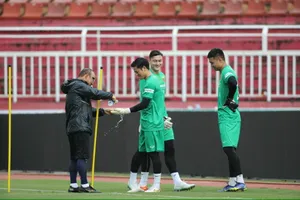 HLV Park Hang-seo trêu đùa cùng 3 thủ môn Nguyên Mạnh, Văn Lâm và Văn Toản. ẢNH: DŨNG PHƯƠNG