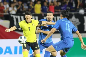 Malaysia (áo vàng) loại Thái Lan ở bán kết King's Cup 2022. ẢNH: FAM