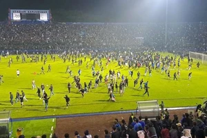 Hàng nghìn CĐV Arema tràn xuống sân sau thất bại của đội nhà