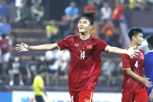 HLV Nguyễn Quốc Tuấn hài lòng về chiến thắng của U17 Việt Nam trước U17 Nepal. ẢNH: MINH HOÀNG