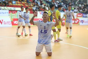 Thái Huy ăn mừng bàn thắng mở điểm cho Thái Sơn Nam. ẢNH: ANH TRẦN