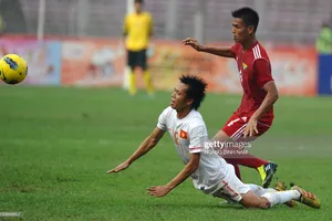 Hậu vệ Zaw Min Tun đối đầu với Nguyễn Văn Quyết ở trận tranh huy chương đồng SEA Games 2011