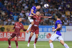 Trận chung kết Cúp quốc gia sân 11 người giữa Hà Nội FC và Topenland Bình Định (17g, ngày 27-11) diễn ra song song trận Nhật Bản - Costa Rica ở vòng bảng World Cup 2022. ẢNH: MINH HOÀNG