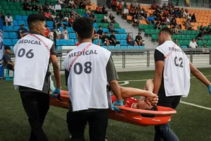 Tiền đạo Iskhan rời sân bằng cáng và được đưa đến bệnh viện để kiểm tra chấn thương. ẢNH: STRAISTIMES