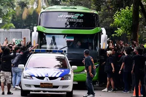 Nhóm hooligan Indonesia chặn đầu xe buýt chở đội tuyển Thái Lan đến địa điểm thi đấu hôm 29-12