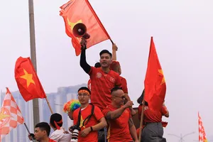 Bầu không khí lễ hội được CĐV Việt Nam tạo ra trước sân Mỹ Đình. ẢNH: HỮU THÀNH