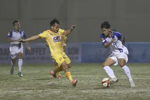 Thanh Hóa và SLNA chia điểm ở trận cầu diễn ra dưới thời tiết xấu. ẢNH: MINH HOÀNG 