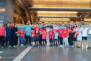 Đại sứ quán Việt Nam và Kiều bào Việt Nam tại Qatar tiếp đón U23 Việt Nam ngay tại sân bay Doha. 
