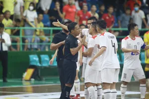 Các cầu thủ Thái Sơn Nam phản ứng quyết liệt sau khi trọng tài không công nhận bàn thắng của Mạnh Dũng