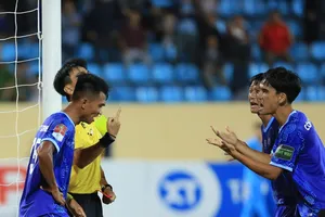 Các cầu thủ Khánh Hòa phản ứng với quyết định thổi phạt đền cho Nam Định của trọng tài Trương Hồng Vũ. ẢNH: MINH HOÀNG. 