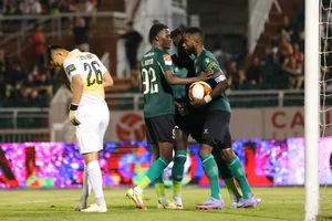 Các cầu thủ TPHCM ăn mừng bàn thắng gỡ hòa 1-1 của Hoàng Vũ Samson vào lưới T.Bình Định. Ảnh: NGUYỄN HOÀNG