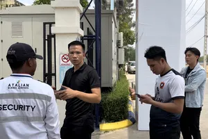 Các CĐV thể hiện sự thất vọng khi không thể tìm kiếm được vé ở sân thi đấu Prince. ẢNH: TÂM HÀ. 