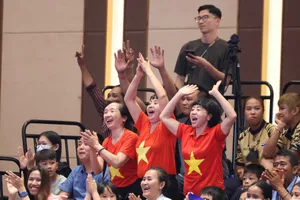 Mẹ và gia đình của nữ võ sĩ Nguyễn Minh Phương (giữa) khuấy động nhà thi đấu. ẢNH: DŨNG PHƯƠNG 