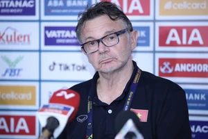 HLV Troussier hài lòng về màn trình diễn của các tuyển thủ U22 Việt Nam ở trận thắng U22 Malaysia. ẢNH: DŨNG PHƯƠNG 