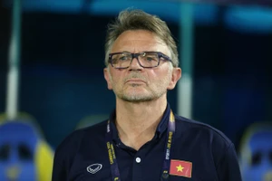 HLV Troussier đánh giá cao đối thủ U22 Indonesia ở trận bán kết SEA Games 32. ẢNH: DŨNG PHƯƠNG 