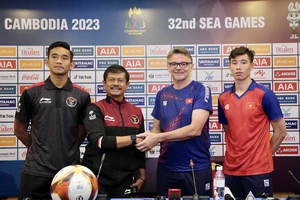 HLV Philippe Troussier cùng thủ môn Quan Văn Chuẩn thể hiện sự quyết tâm trước trận bán kết SEA Games 32. ẢNH: DŨNG PHƯƠNG 