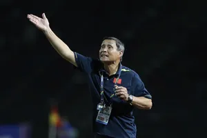 HLV Mai Đức Chung hài lòng về màn trình diễn của các học trò ở trận bán kết SEA Games 32. ẢNH: DŨNG PHƯƠNG 